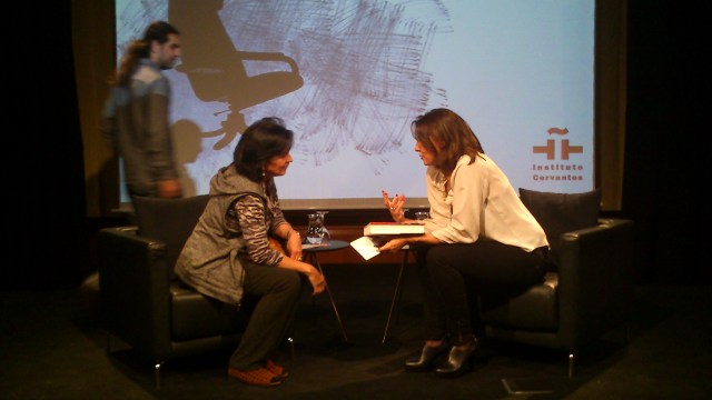 Monserrat Iglesias (der), directora de Cultura del Instituto Cervantes, conversa con la escritora Laura Restrepo.